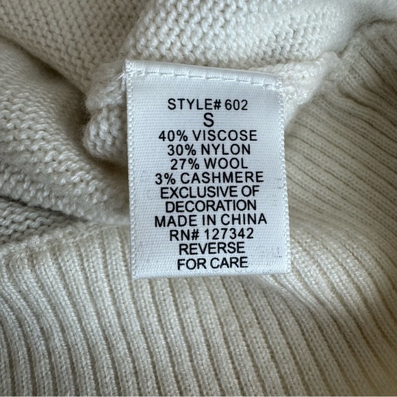 Beyond Vintage Cream Snap Closure with Lace Detail Lightweight Sweater Size S - Picture 9 of 13